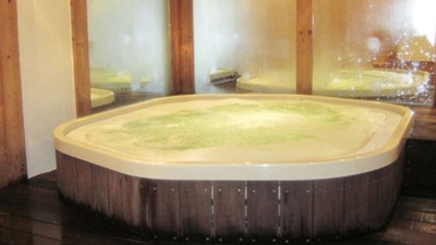 Rektörün lüks düşkünlüğü: Jakuzi, balon salıncak, led ışıklı makyaj aynası