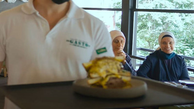 AKP'li vekil 500 liralık tostun yapıldığı mekandan çıktı