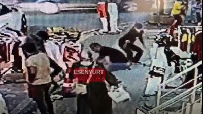 Motordan inip kaldırımdaki adamı kurşunladı önde yürüyen kadını da vurdu