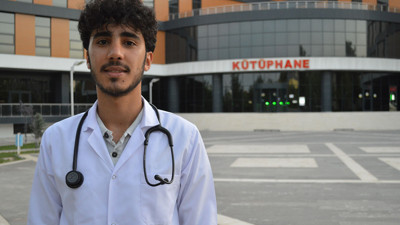 İnşaatında işçi olarak çalıştığı kütüphanede şimdi tıp derslerine çalışıyor