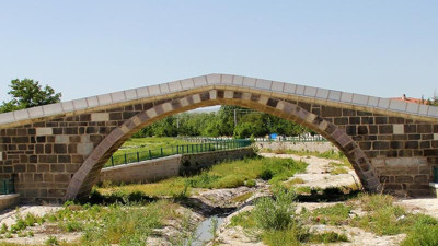 Tarihi köprüde restorasyon rezaleti