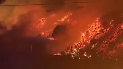 Kanarya Adaları'nda püsküren lavlar denize akmaya başladı