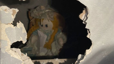 Yeni taşındığı evin duvarından 'katil bez bebek' çıktı