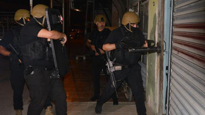 Polisten zulalı pantolon baskını