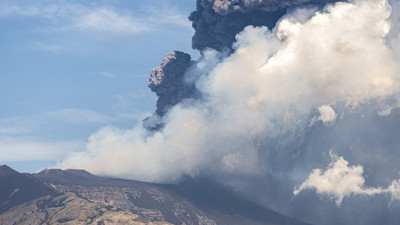 Etna Yanardağı yeniden lav püskürttü