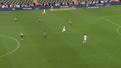 Cüneyt Çakır bu pozisyonda maçı bitirdi. Fener defansı tek kişiyle yakalanmıştı