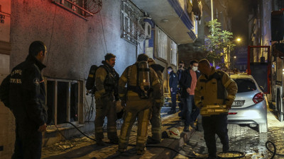 Sultangazi'de yangın: Komşular 11 kişiyi son anda kurtardı