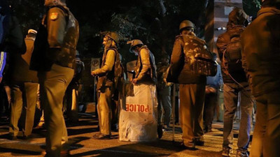 Avukat kılığına giren silahlı kişiler duruşma salonunda gangsteri öldürdü