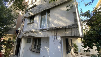 Kadıköy'de 2 balkon gürültüyle çöktü; mahalleli sokağa döküldü