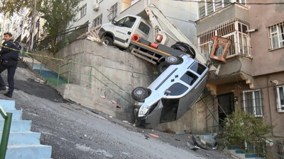 İstanbul'da yokuştan kayan araç, başka bir aracı düşürdü. Faciadan son anda döndüldü