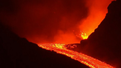 Uzmanlar endişeli: La Palma'da lavlar denize ulaştı