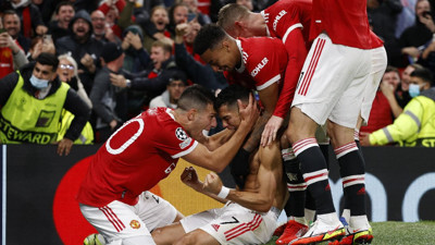 Ronaldo uzatmalarda Manchester’ı ipten aldı