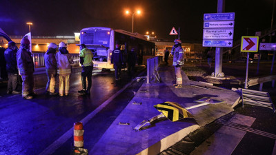 Halk otobüsü bariyerlere çarptı: 1'i ağır 4 yolcu yaralı
