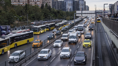 Güne yağmurla başlayan İstanbul'da trafik felç oldu
