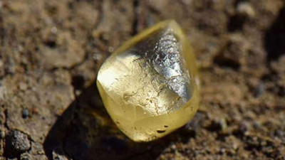 Parkta dolaşırken elmas buldu, değerini kimse ölçemedi