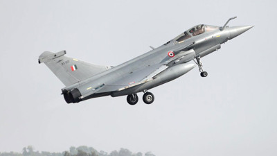 Cezayir hava sahasını Fransız askeri uçaklara kapattı