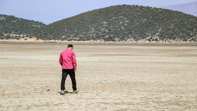 Kuruyan Avlan Gölü'nde hayvanlar otluyor