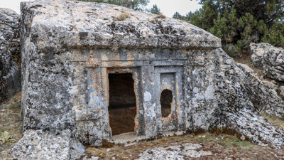 2500 yıllık mezarı define için patlattı