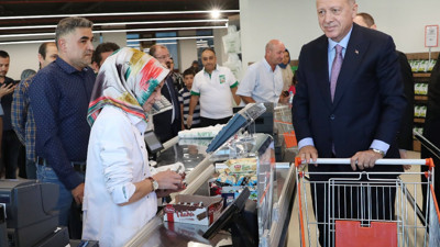 Erdoğan'ın atıştırmalıklar için 1002 (Bin 2) TL ödediği ortaya çıktı. Bunun neresi ucuz. Asgari ücret 2825 TL