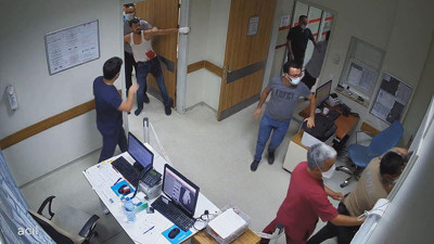 Kendisini hastaneye getiren polis ve bekçilere saldırdı