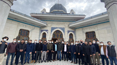 TÜGVA Büyükada İskelesi üzerinde fotoğraf yayınladı. Sanki düşmandan kurtardılar
