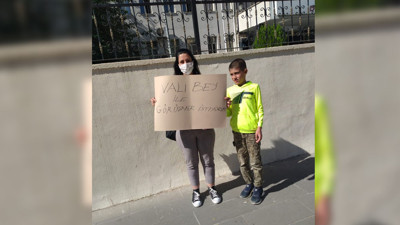 İşsiz anne valilik önünden seslendi. Engelli çocuğuma bakamazsam kendimi yakarım