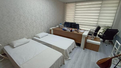 Öğrencilerin bankta yatmasına vicdanı el vermedi makam odasını öğrencilere verdi