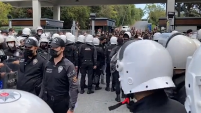Basının ilacı olsa keline sürerdi. Boğaziçili öğrenciler "Basın buraya" diye bağırdı