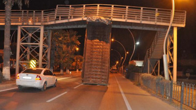 Damperi açık kamyon köprüye çarptı