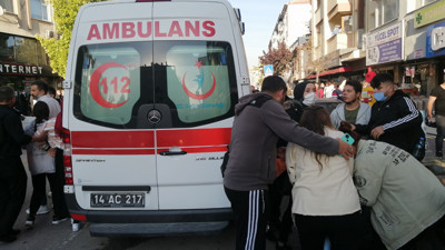 Silahlı kavgada yoldan geçen genç ağır yaralandı