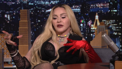 63 yaşındaki Madonna canlı yayında önce masaya uzandı sonra eteğini açtı
