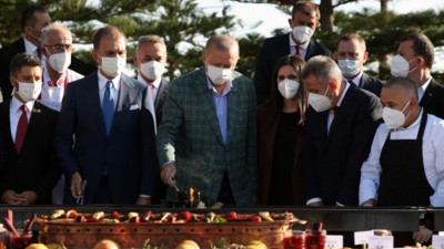 Erdoğan mangal başına geçti kebap pişirdi, Bahçeli'ye gönderme mi?