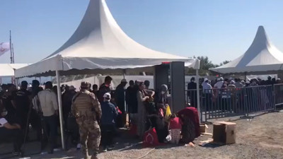 Bu görüntüler Erdoğan’ın katıldığı törende çekildi! Halk artan yiyecekleri topladı