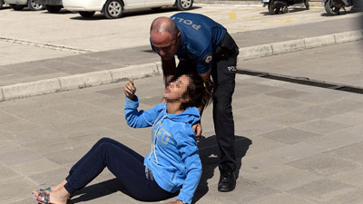 Gören vatandaşlar tavla oynamaya devam etmişti! Hatay'da sevgilisinin satırla kovaladığı kadından skandal istek