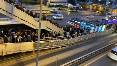 Yenibosna metrobüs durağında yine izdiham oluştu