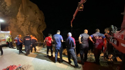 Selfi çekmek isteyen 2 kişi uçurumdan düştü