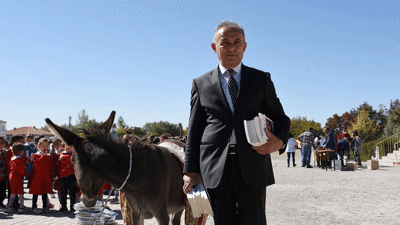 Eşekle gelen Dostoyevski köy okullarını tek tek geziyor
