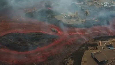 Yanardağ’ın konisi çöktü. Lavlar yerleşim yerlerine doğru ilerliyor