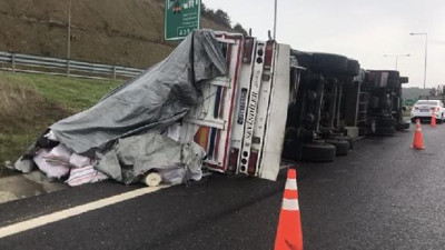 Kuzey Marmara Otoyolu'nda TIR devrildi