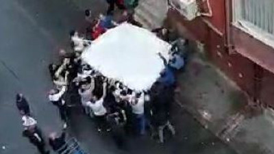 Can pazarı! Mahalle sakinlerinin açtığı çarşafa atladılar