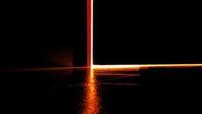 Karanlıktan gelen çıngırak sesi şoke etti. Artık evine girmeye korkuyor