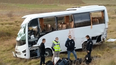 Polis midibüsü devrildi: 12 yaralı