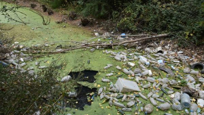 Kuruyan Bayır Deresi yeşile döndü vatandaş çöplüğe çevirdi