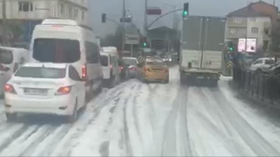 Tuzla'da esrarengiz olay yağmurdan sonra caddeyi beyaz köpük kapladı