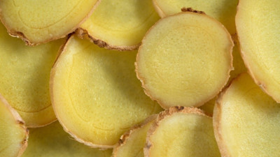 Doğal öksürük şurubunu Zencefil, bal, limon ve su ile yapın eczanenin yolunu unutun