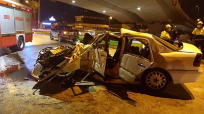 Otomobil köprü ayağına çarptı: 3 ölü (15 Ekim 2021)