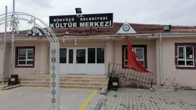 Günyüzü Belediyesi Kültür Merkezi'nde bulunan Türk bayrağının hali tepki çekti