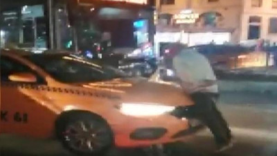 Çıldıran müşteri Beyoğlu'nda taksinin üstüne çıktı