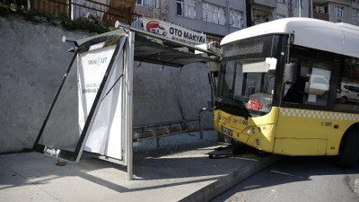 Kağıthane'de İETT otobüsü durağa çarptı