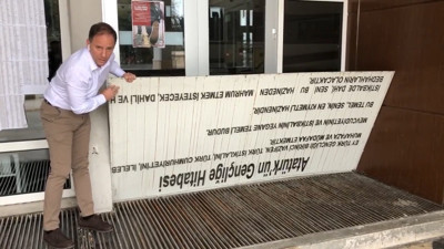 Bakan Soylu'nun 'koruyoruz' dediği Gençliğe Hitabe, valilik önündeki mazgala kapak yapılmış